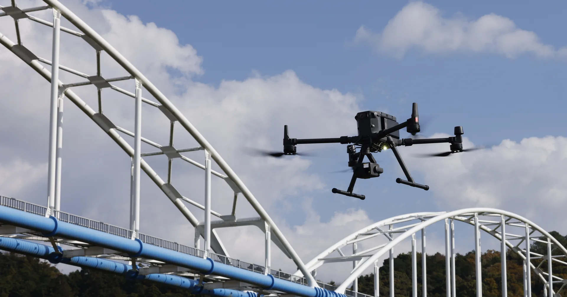水管橋の上空を点検飛行するDJI産業用ドローン